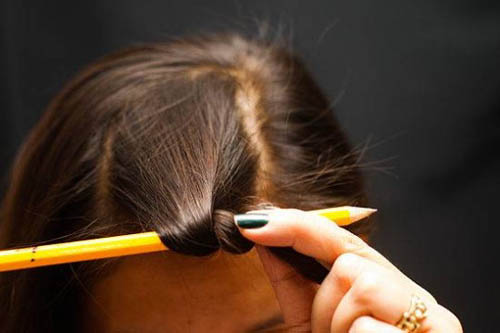 Cách làm tóc xoăn đơn giản chỉ bằng... bút chì - 5