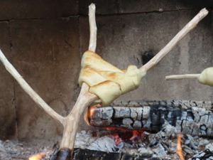 Cách nướng bánh mì cực “cool” khi cắm trại - 7