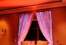 Hưng phấn vì giường phát sáng xuyên đêm Hưng phấn vì giường phát sáng xuyên đêm - 1