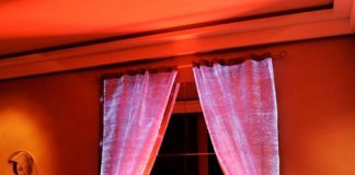 Hưng phấn vì giường phát sáng xuyên đêm - 1