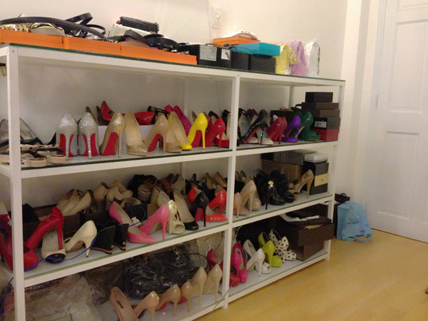 Ngọc Trinh đặt tủ để giày ngay cửa đi ra vào để tiện lợi khi cô thử giày đi tiệc. Những chiếc giày đế đỏ chiếm phần nhiều trong bộ sưu tập của cô.