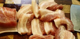 Thái thịt ba chỉ thành từng miếng vừa ăn.