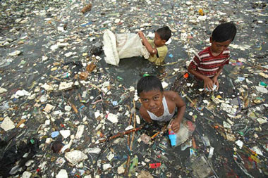     Bãi biển Marunda, Indonesia dù rất bẩn nhưng vẫn thu hút đông du khách và đặc biệt là trẻ em địa phương