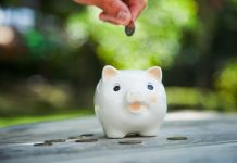 7 cách tiết kiệm tiền mà không phải cân đối lại chi tiêu Piggy bank