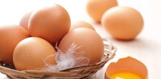 Tối ở nhà luộc trứng gà vừa ăn vừa trị mụn - 1