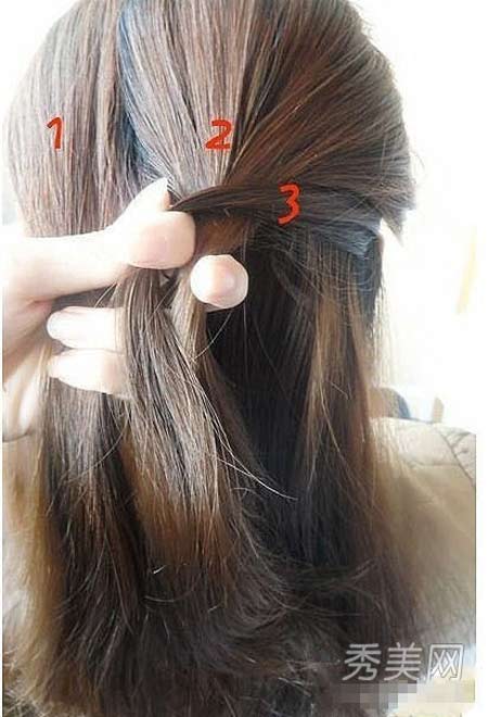 Lấy lọn tóc thứ 3 từ bên phải và kéo sang trái như trong hình