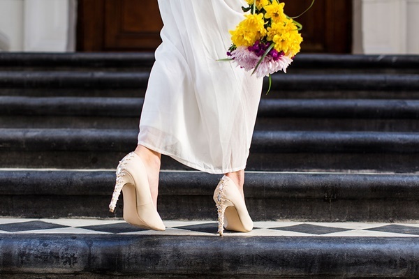 Nhanh tay nâng cấp giày cao gót để phối với váy trắng mùa hè