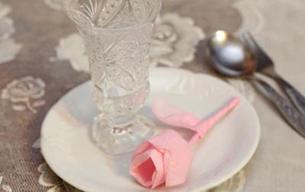 2 cách gấp hoa hồng bằng giấy ăn trang trí bàn tiệc - 9
