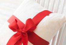 Trang trí Giáng sinh từ những đồ sẵn có (Phần 1) Ribbon-Wrapped Pillow