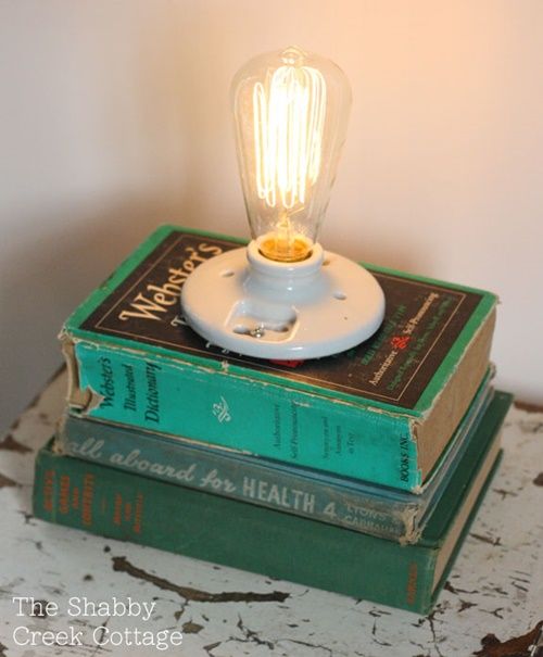Làm đèn đọc sách độc đáo từ những cuốn sách cũ đẹp nhà - 15