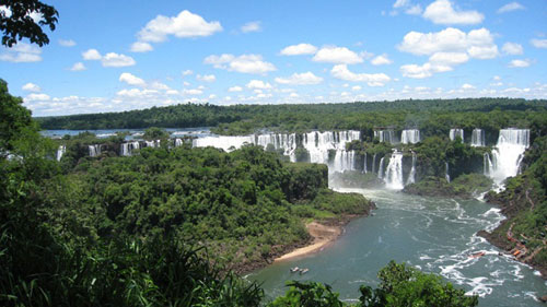 Thác nước Iguazu nhìn từ Brazil.