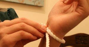 Cách làm vòng tay xinh xắn từ chỉ và dây thừng - 1