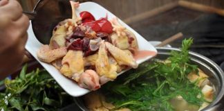 Cách nấu lẩu gà ngải cứu ngon hơn nhà hàng