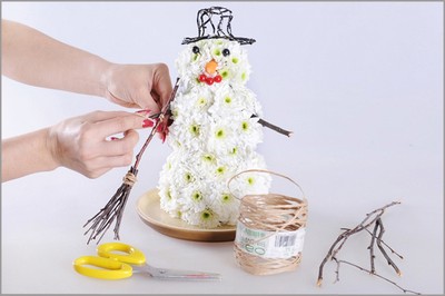 Cách cắm hoa cúc thành người tuyết thật đẹp đón Noel 14