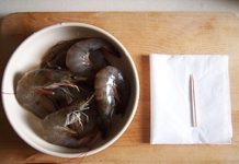 Tôm chiên tỏi cay thơm cho cả nhà ngon cơm 1