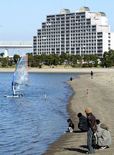   Bãi biển Odaiba, Nhật bẩn tới mức chính quyền Tokyo phải khuyến cáo du khách không lội, không bơi. Và nếu phải làm vậy, họ nên bịt mũi
