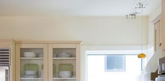 Nhà bếp nổi bật với sắc vàng ấn tượng