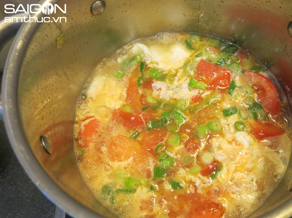 Ngày bận rộn nấu canh cà chua với trứng đơn giản, ngon cơm - 3