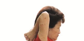 Hướng dẫn 3 động tác phòng trị đau cột sống cổ - 1