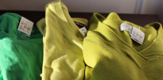 Làm vòng nguyệt quế trang trí Giáng sinh từ áo len cũ - 1