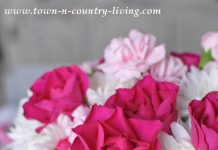 Trang trí bàn ăn thêm tuyệt vời trong ngày Valentine trắng Roses and mums floral arrangement