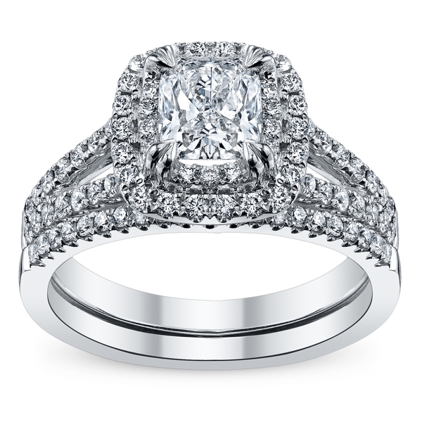 Nhẫn đính hôn cầu kỳ với nhiều viên kim cương nhỏ và mặt lớn sẽ phù hợp cho các cô dâu có ngón tay tròn trịa.