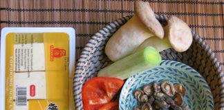 Trổ tài làm đậu hũ nấu nấm hương thơm phức mà ấm lòng - 1