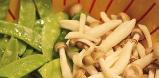 Hướng dẫn làm đậu Hà Lan xào nấm tôm  - 1