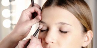 Dùng cọ mắt chấm kem che khuyết điểm lên vùng hốc mắt và đuôi mắt, tán đều để làm mờ đi ranh giới giữa kem và da.