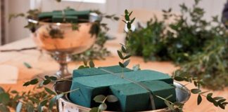 2_cach_cam_hoa_dep_ma_don_gian_chao_don_ngay_cua_me