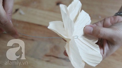 cách làm hoa giả cực xinh từ vỏ bắp ngô cực dễ6