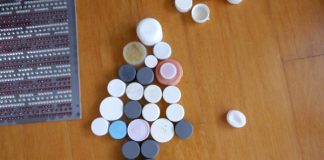 Biến nắp chai thành tranh 3D cây thông Noel - 1