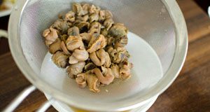 Làm nộm ốc ngon lạ cho bữa cơm đầu tuần - 1