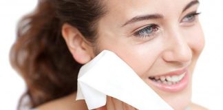 dùng khăn ướt tẩy trang