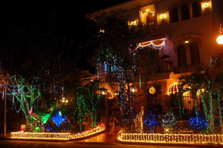 Trang trí đèn quanh nhà chào đón giáng sinh - 4