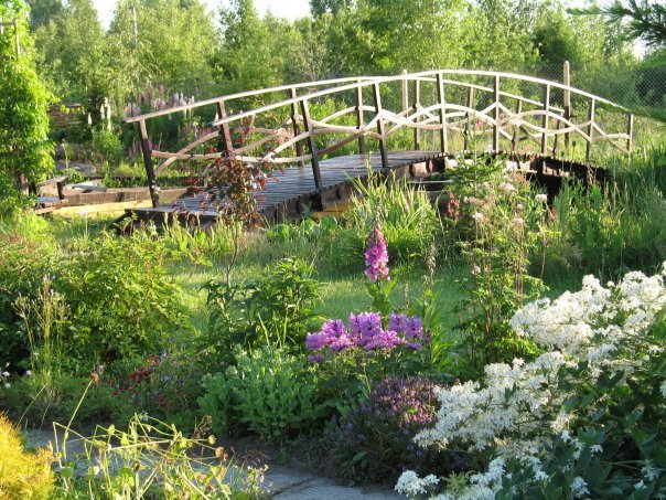 Cây cầu nhỏ tạo nét duyên cho nhà vườn - Archi