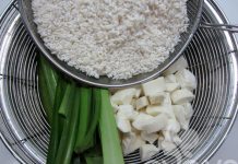 Nấu xôi sắn thơm mùi lá dứa