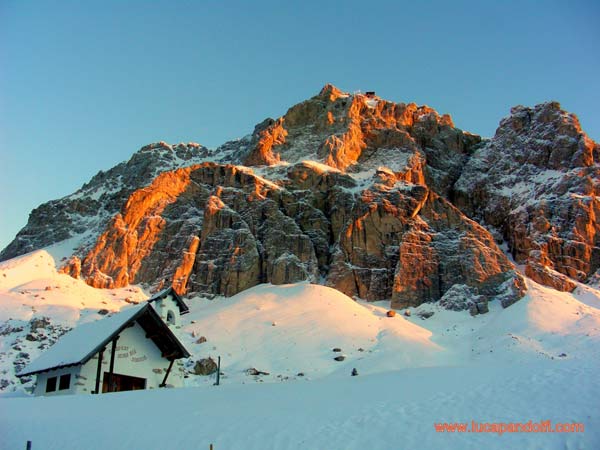 Hoàng hôn trên đỉnh núi tuyết Dolomites - 3