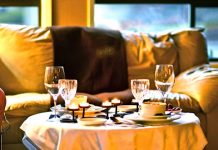 Mách mày râu bày bàn ăn lãng mạn đón 8-3 - 1