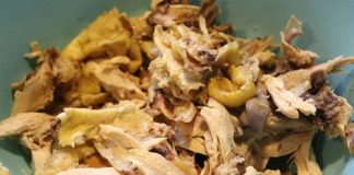 Gà luộc, xé nhỏ.