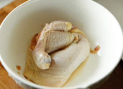 Cách làm gà quay vàng ươm thơm đậm hương trà - 4