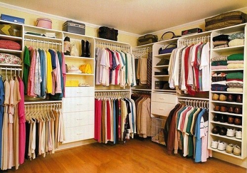 Cách sắp xếp tủ quần áo ngăn nắp, gọn gàng đến khó tin