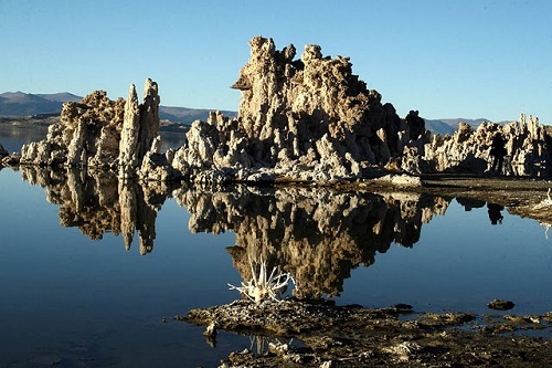 Tháp đá đẹp lạ lùng tại hồ Mono