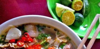 Jessica gọi đây là món bún chả với rất nhiều gia vị và rau ăn kèm. Ảnh Jessica.