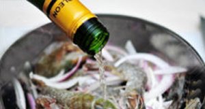 Cách rang tôm ngon cay cay thật hấp dẫn - 1