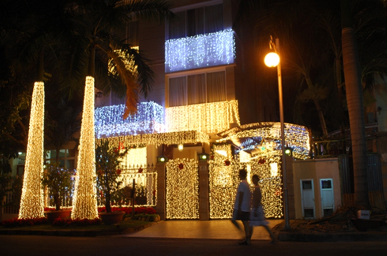 Trang trí đèn quanh nhà chào đón giáng sinh - 3