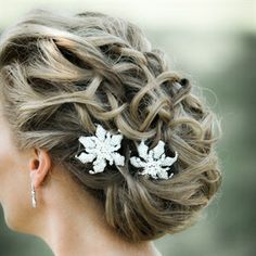 Phụ kiện tóc là trang sức không thể thiếu cho mỗi cô dâu trong ngày cưới. Một chiếc trâm cài đầu lấp lánh cũng có thể giúp cô dâu thêm tỏa sáng và lộng lẫy trong buổi tiệc. Không có lý do gì để bạn bỏ qua 20 mẫu phụ kiện tóc cực xinh dưới đây!