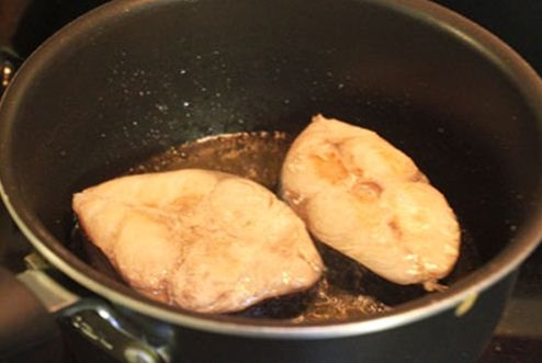 Cách làm cá kho cùi dừa và dứa - 4