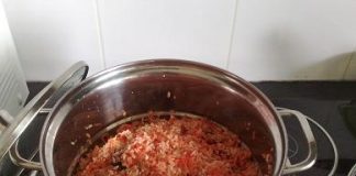 Gạo nếp sau khi đã trộn dừa và gấc