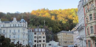 thành phố được xây dựng dọc theo con suối nhỏ chảy qua lòng thành phố.